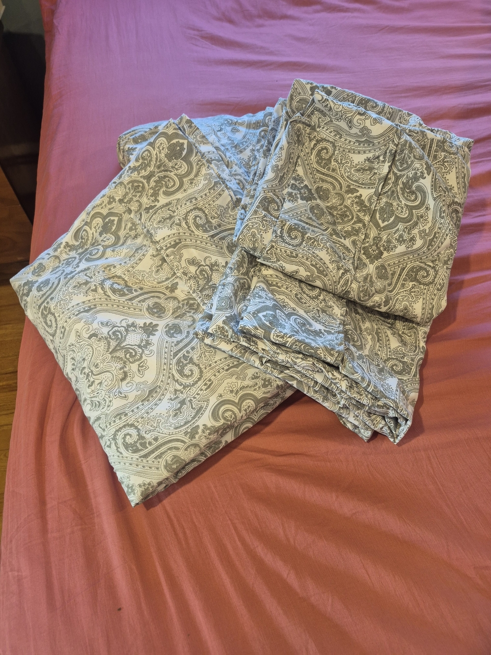 Paisley Pattern King Bedding Set in Gray and White - Unbranded